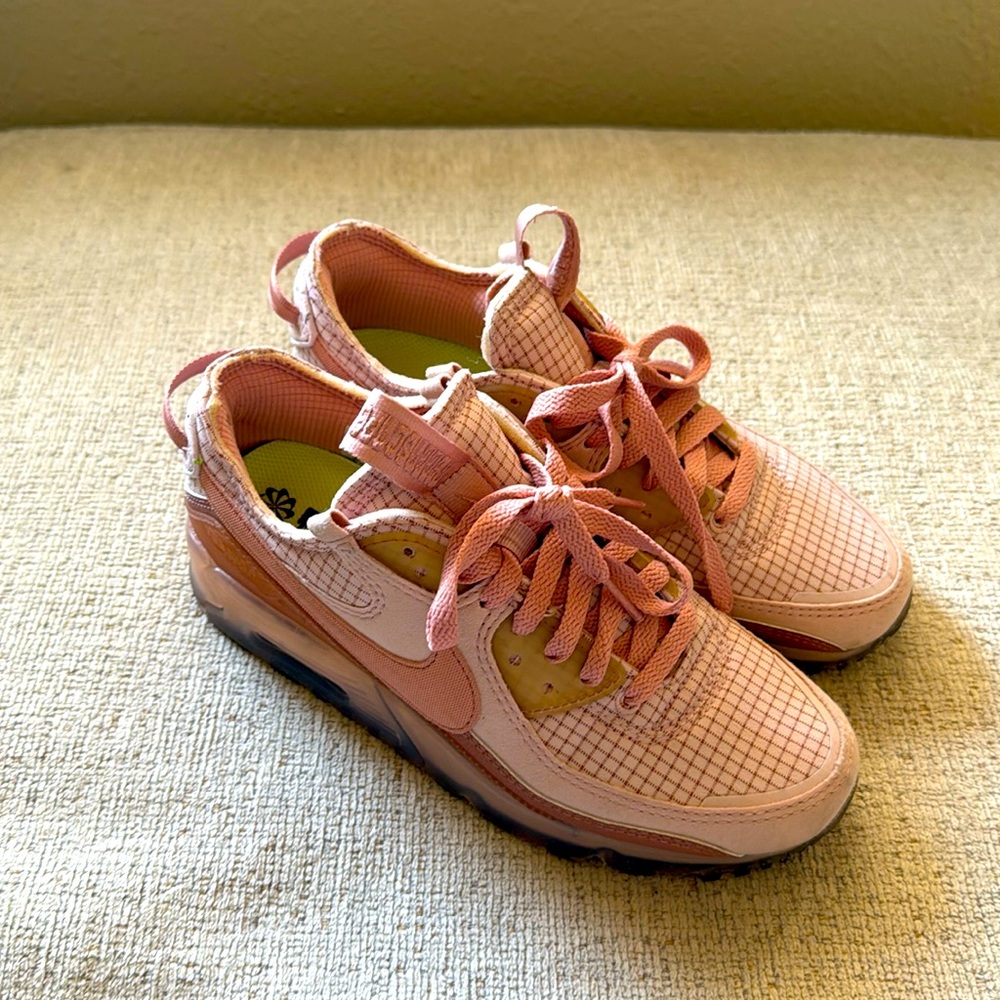 Women’s Nike AirMax.